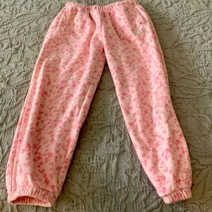 Pink flower sweats!
Brand-LoveshackfancyxGap
Size-Child medium
